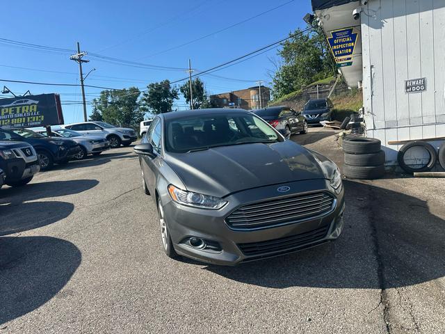 Gray 2015 Ford Fusion SE Sedan Front-Wheel Drive Continuously Variable Transmission