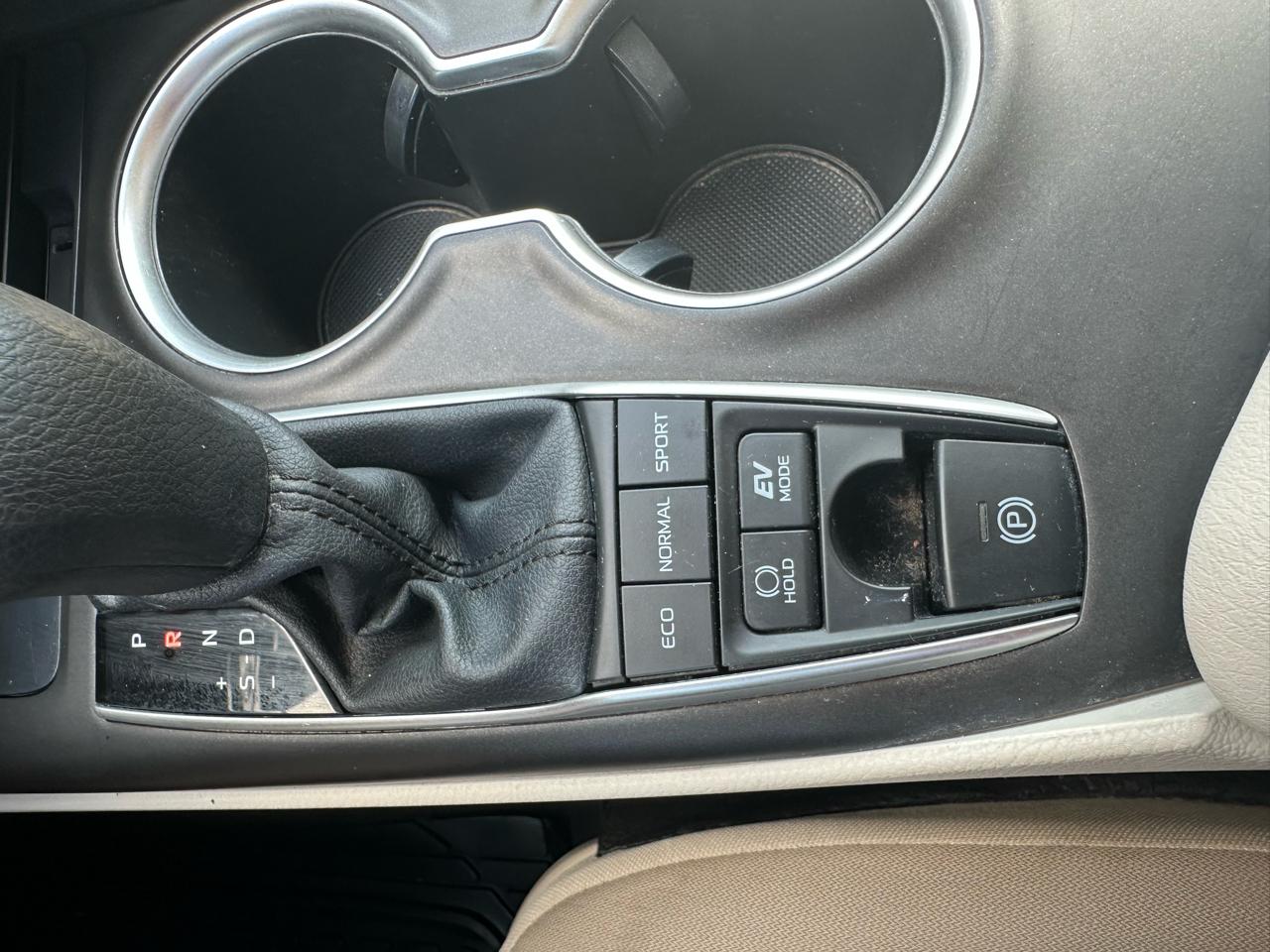 Toyota Camry Hybrid LE 2021