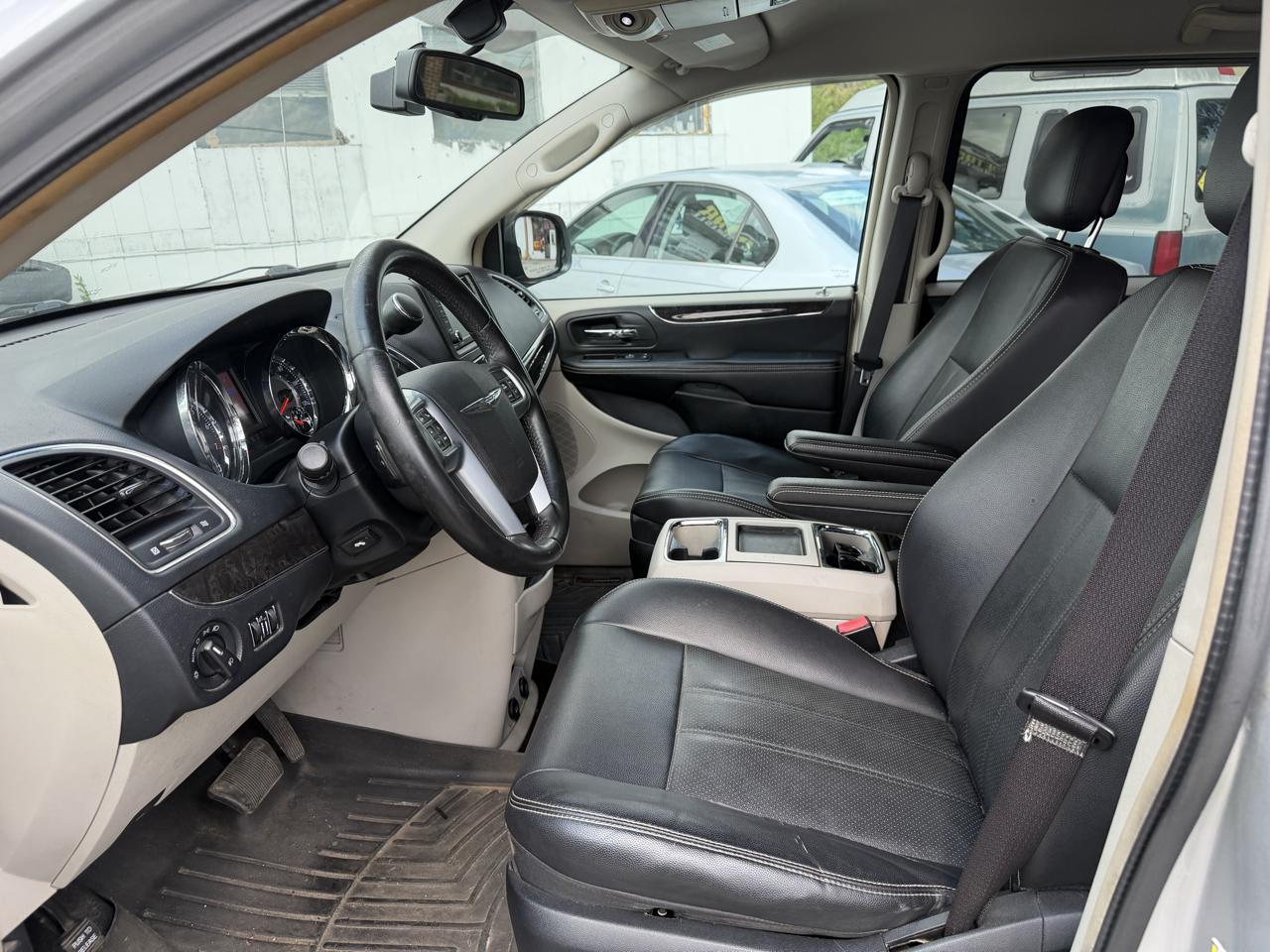 Chrysler Town & Country Touring 2012