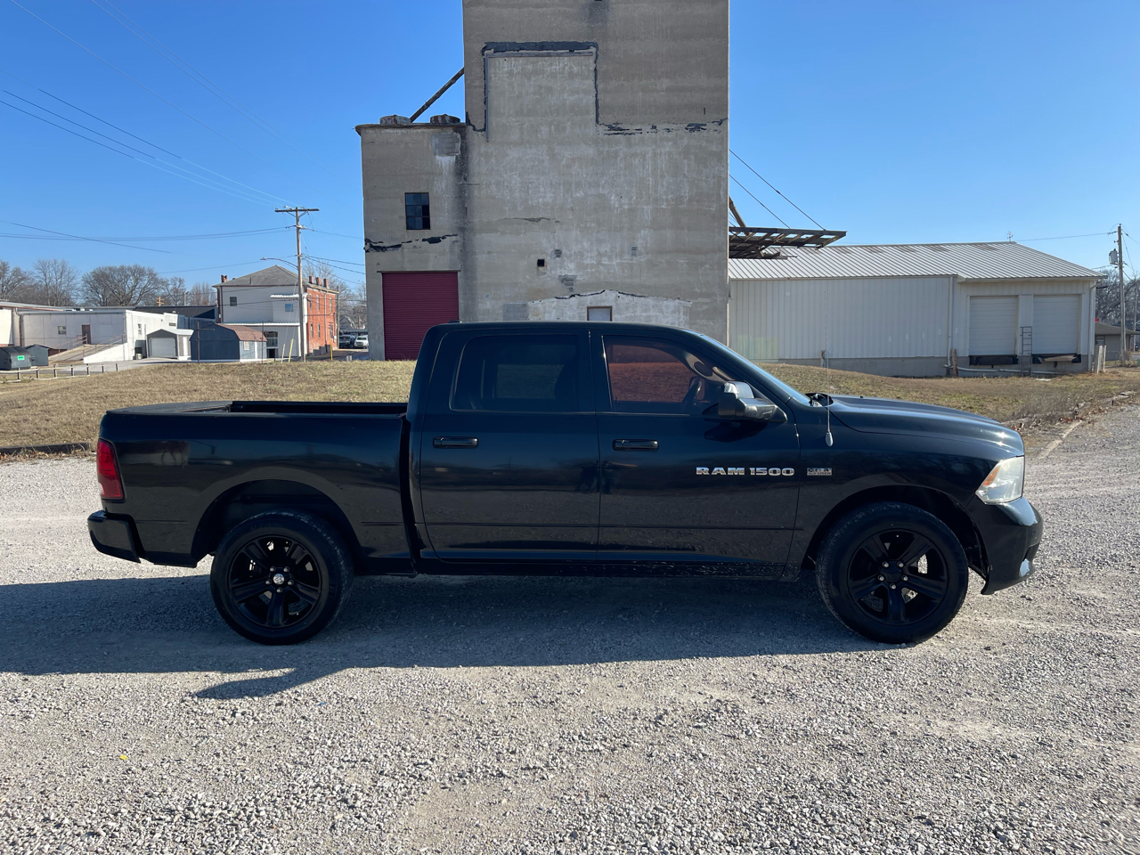 RAM 1500 4WD Crew Cab 140.5" Laramie 2011