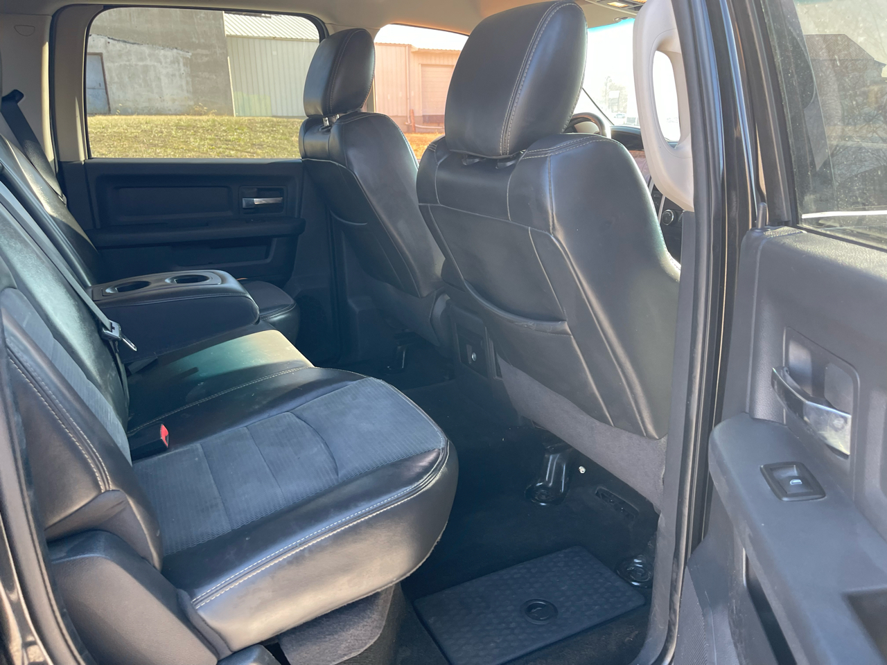 RAM 1500 4WD Crew Cab 140.5" Laramie 2011