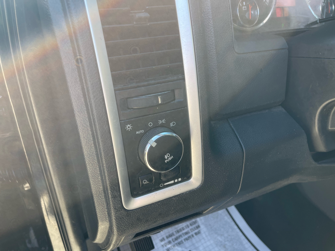 RAM 1500 4WD Crew Cab 140.5" Laramie 2011