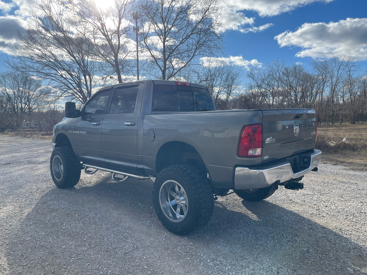 RAM 1500 4WD Crew Cab 140.5" SLT 2012
