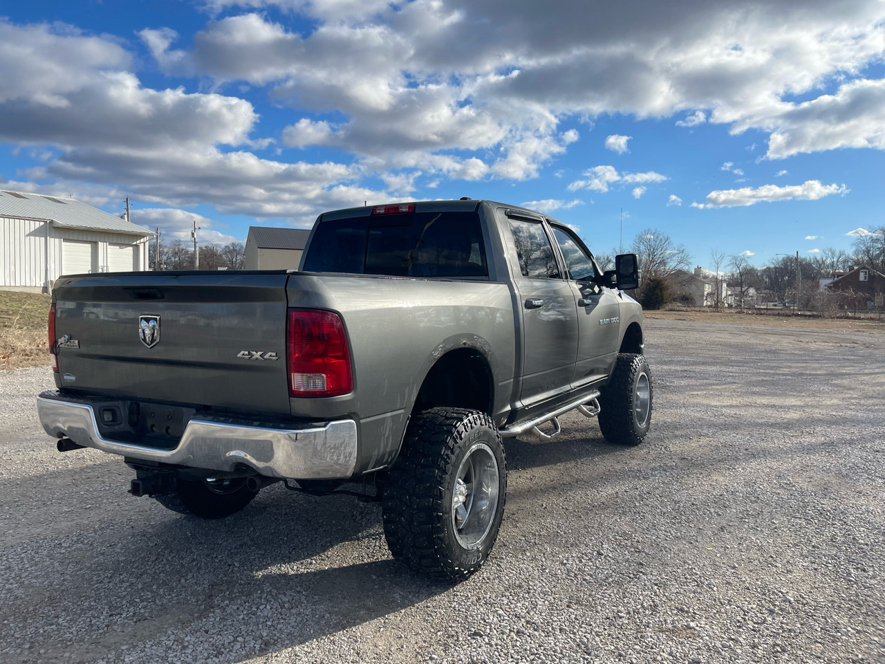 RAM 1500 4WD Crew Cab 140.5" SLT 2012