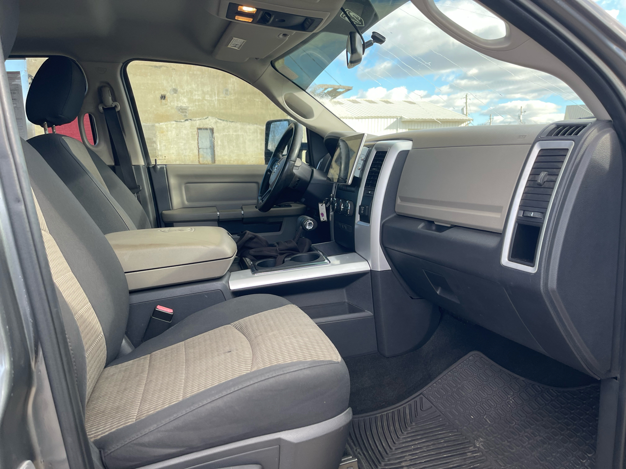 RAM 1500 4WD Crew Cab 140.5" SLT 2012