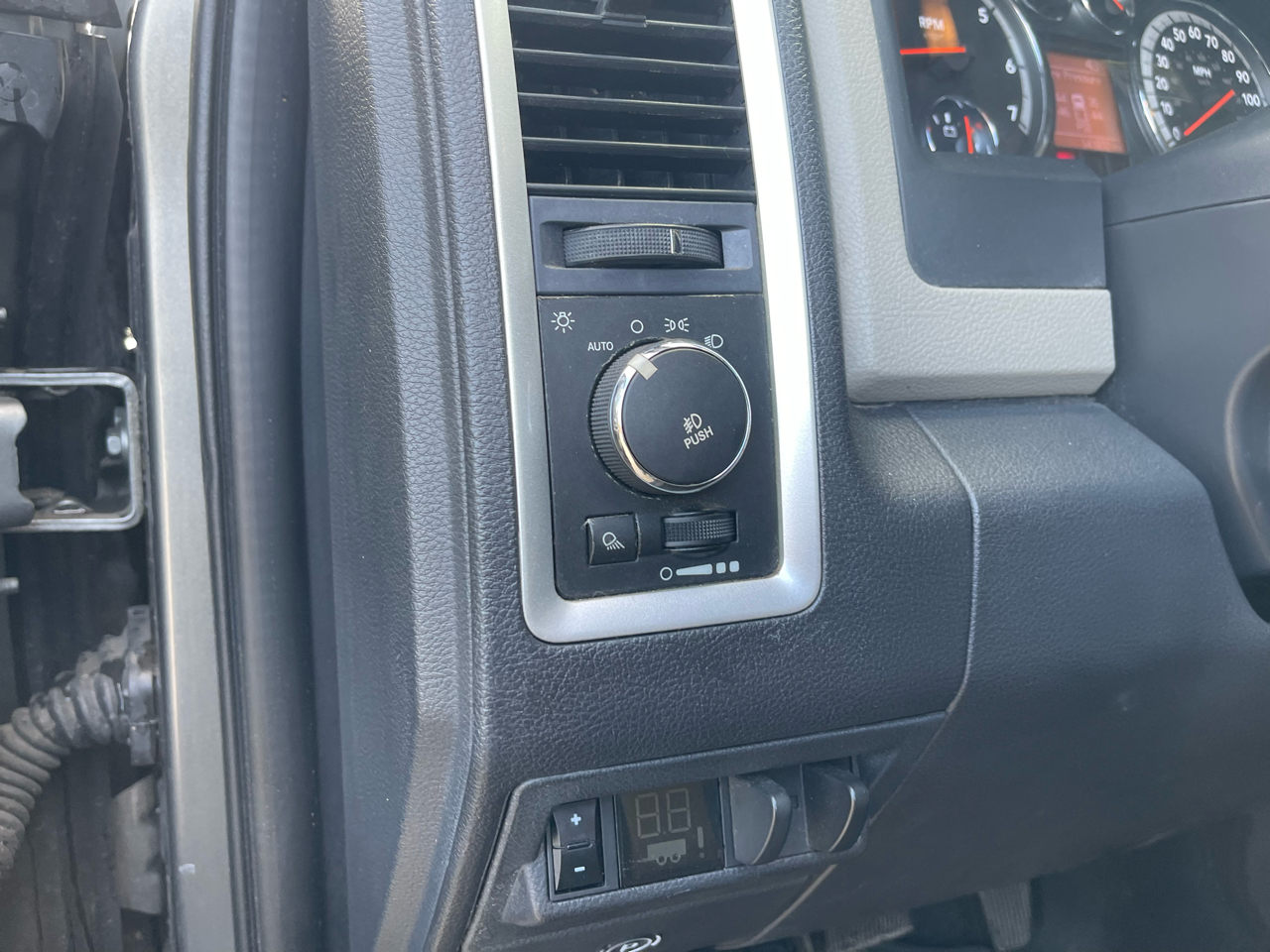 RAM 1500 4WD Crew Cab 140.5" SLT 2012