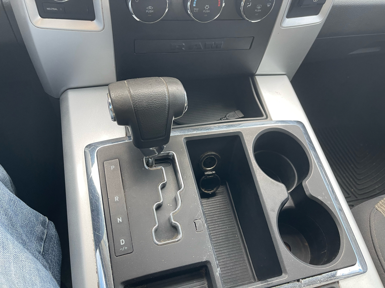 RAM 1500 4WD Crew Cab 140.5" SLT 2012