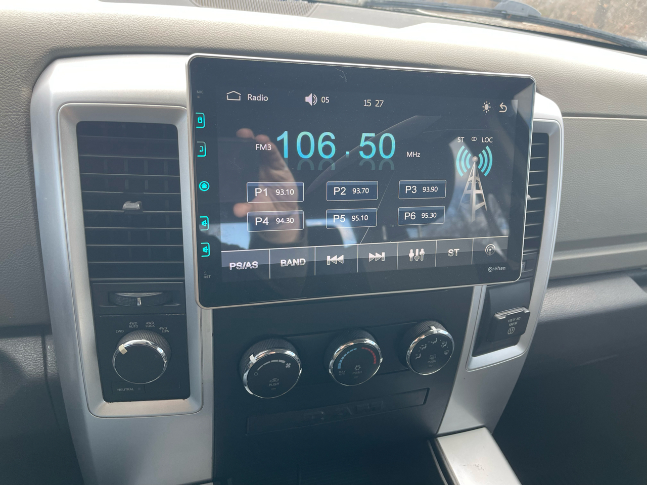 RAM 1500 4WD Crew Cab 140.5" SLT 2012