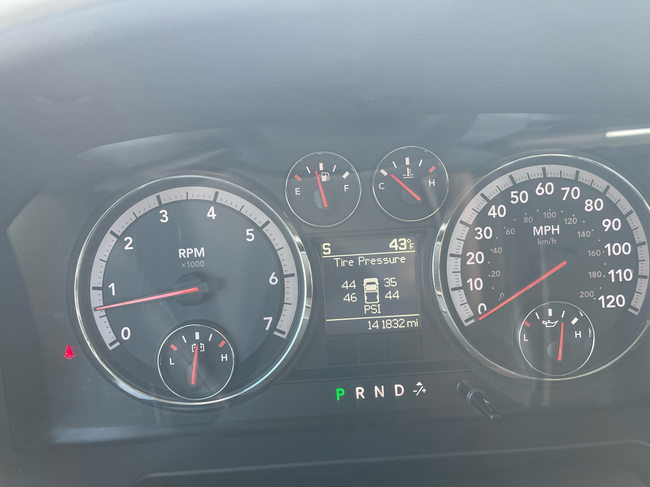 RAM 1500 4WD Crew Cab 140.5" SLT 2012