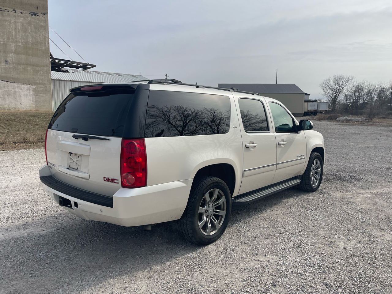 GMC Yukon XL SLT 1/2 Ton 4WD 2013