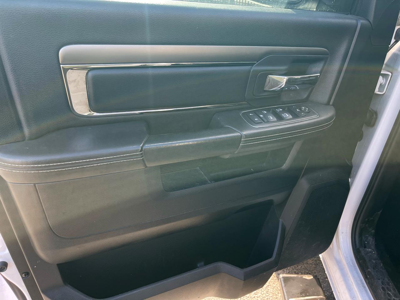 RAM 1500 4WD Crew Cab 140.5" Sport 2014