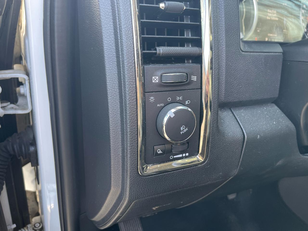 RAM 1500 4WD Crew Cab 140.5" Sport 2014