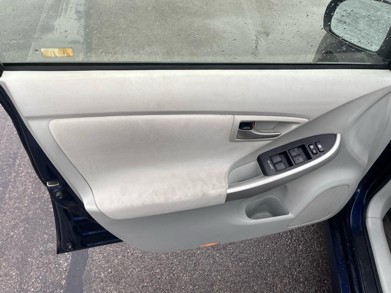 Toyota Prius Prius V 2012