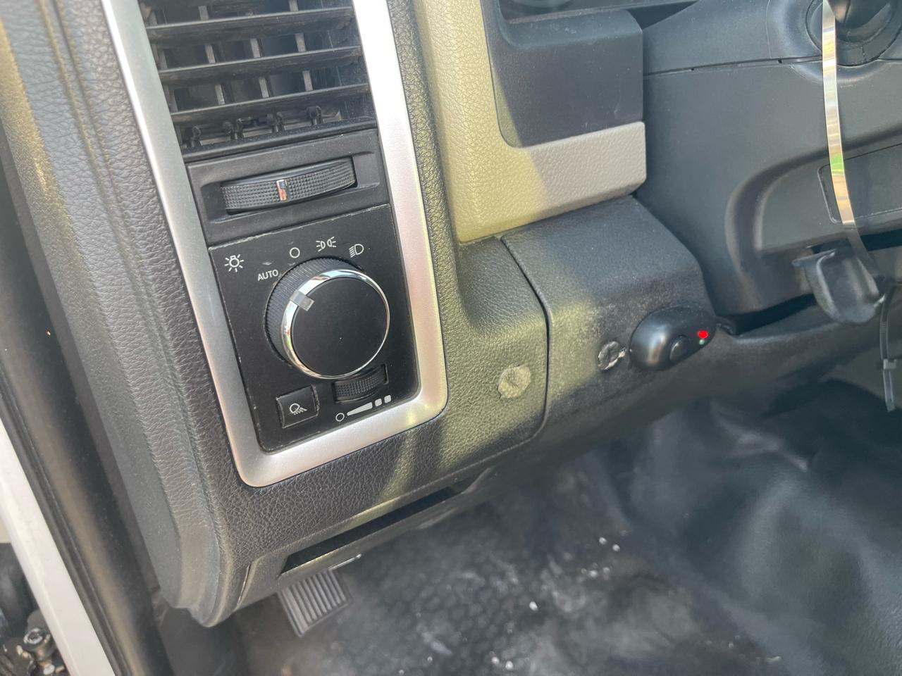 RAM 1500 4WD Quad Cab 140.5" SLT 2011