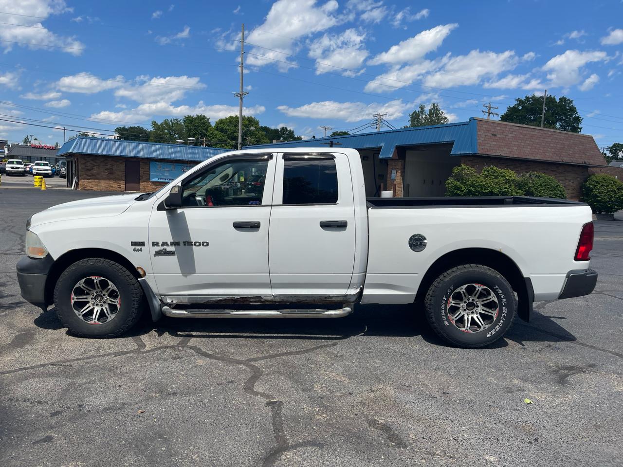 RAM 1500 4WD Quad Cab 140.5" Big Horn 2011
