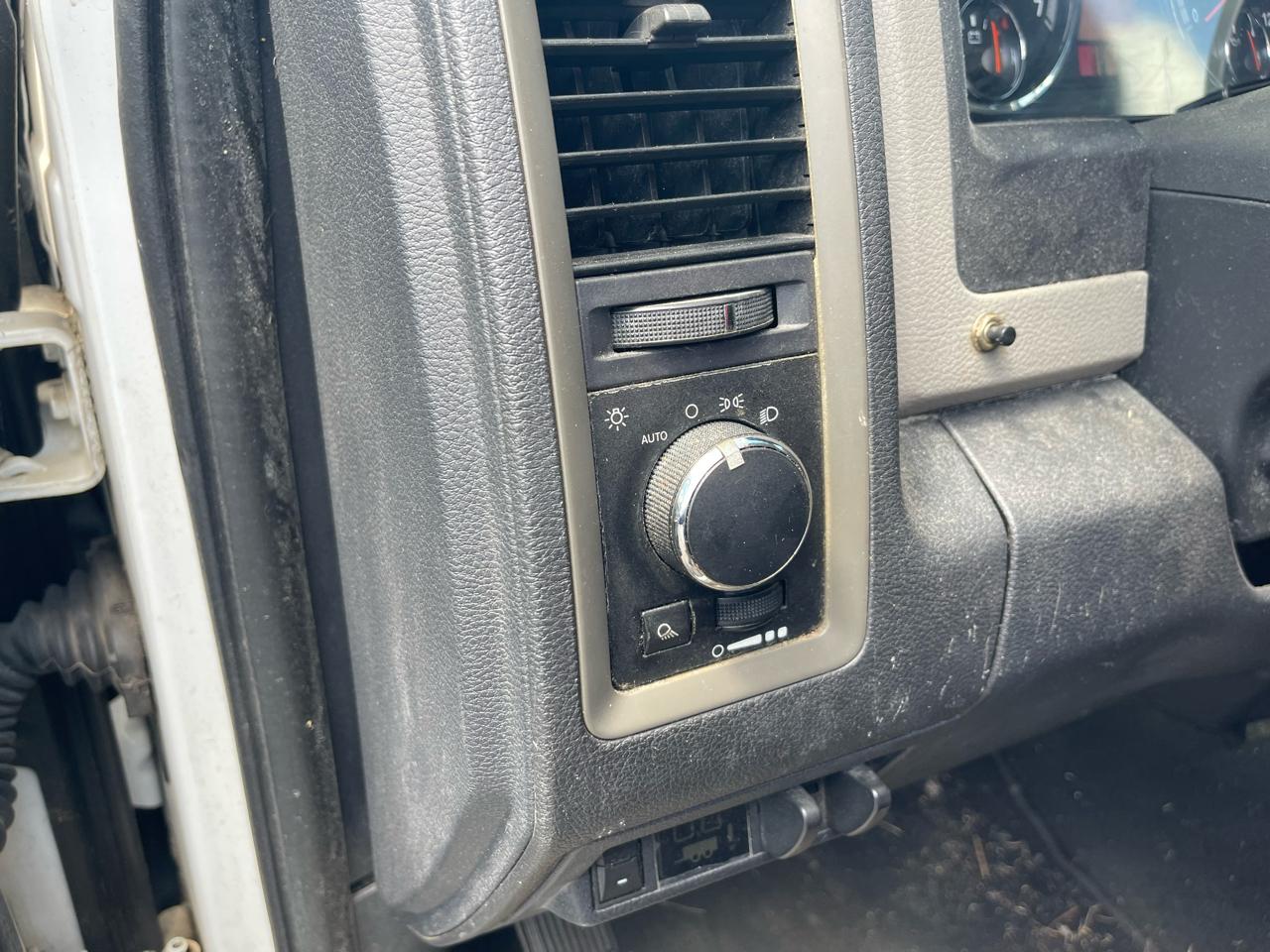 RAM 1500 4WD Quad Cab 140.5" Big Horn 2011