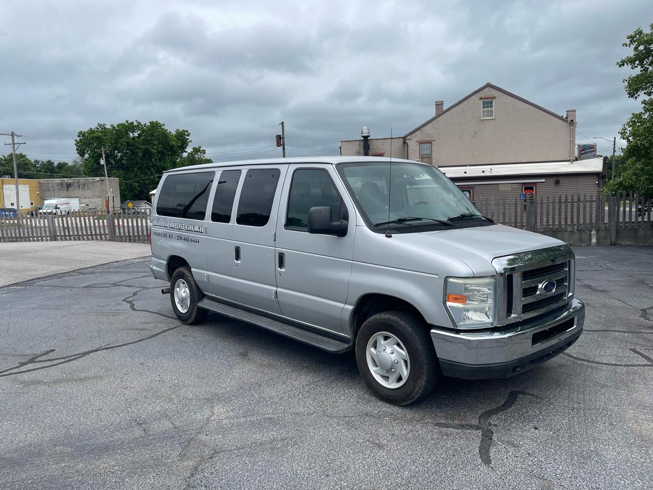 Ford Econoline E-350 XL Super Duty 2010