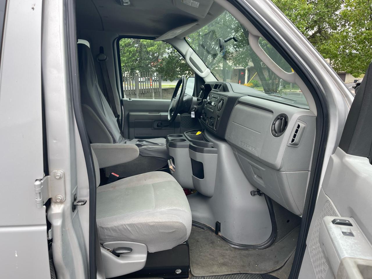 Ford Econoline E-350 XL Super Duty 2010