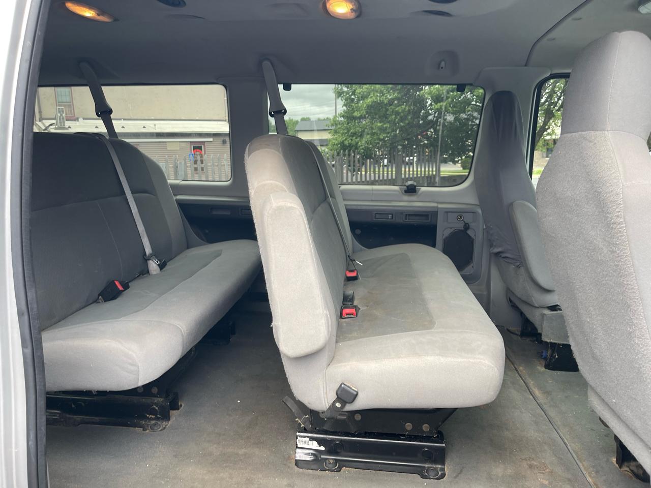 Ford Econoline E-350 XL Super Duty 2010