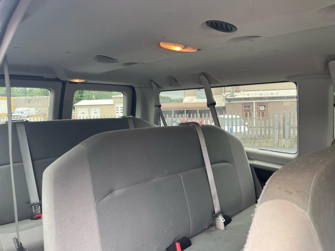 Ford Econoline E-350 XL Super Duty 2010