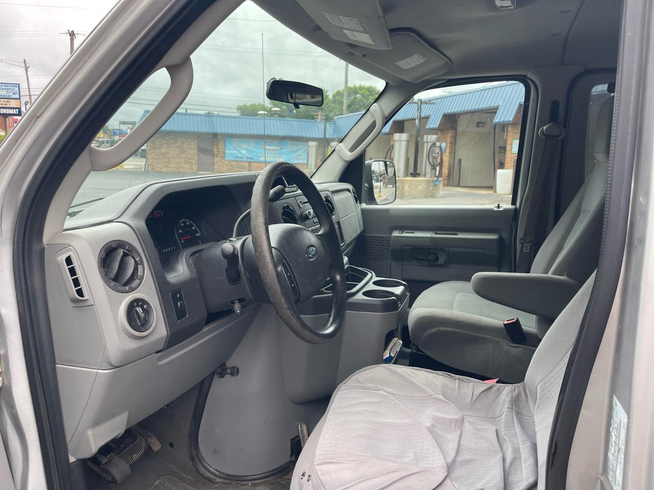 Ford Econoline E-350 XL Super Duty 2010