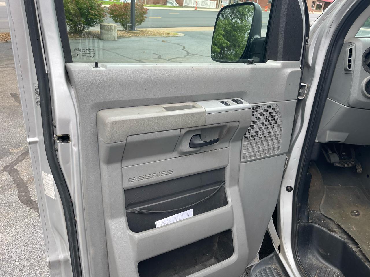 Ford Econoline E-350 XL Super Duty 2010