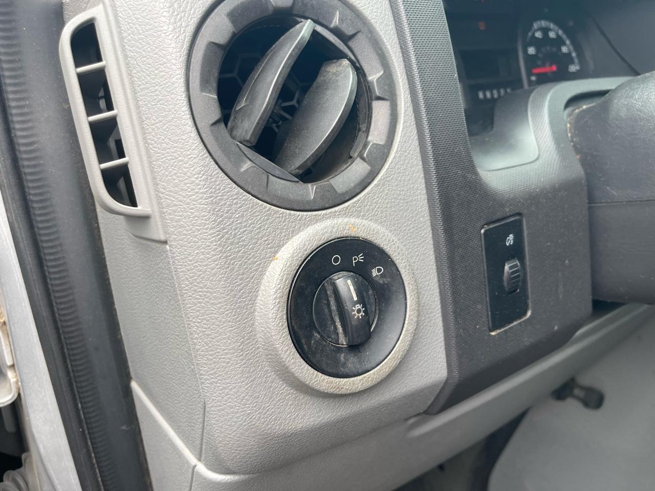 Ford Econoline E-350 XL Super Duty 2010