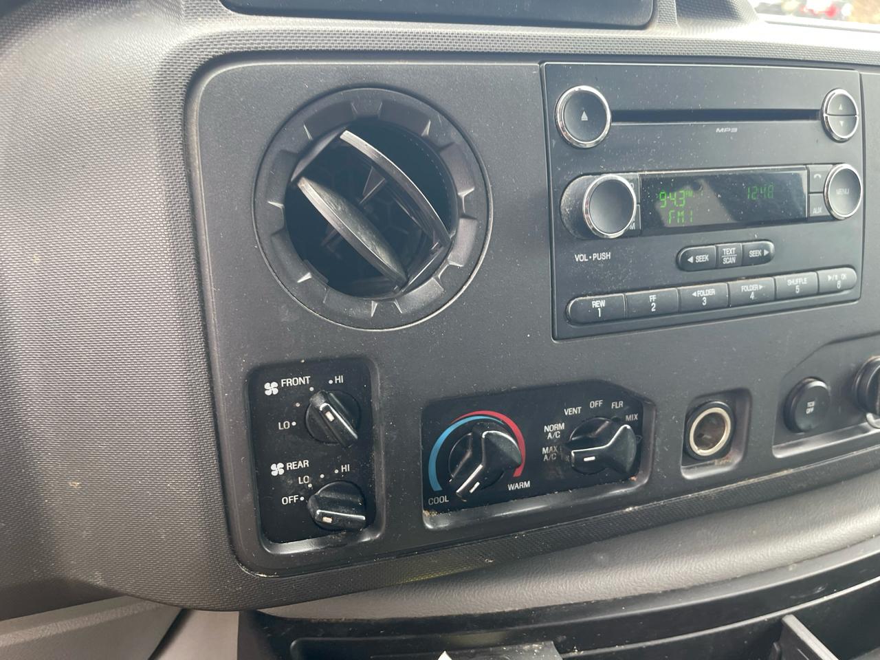 Ford Econoline E-350 XL Super Duty 2010
