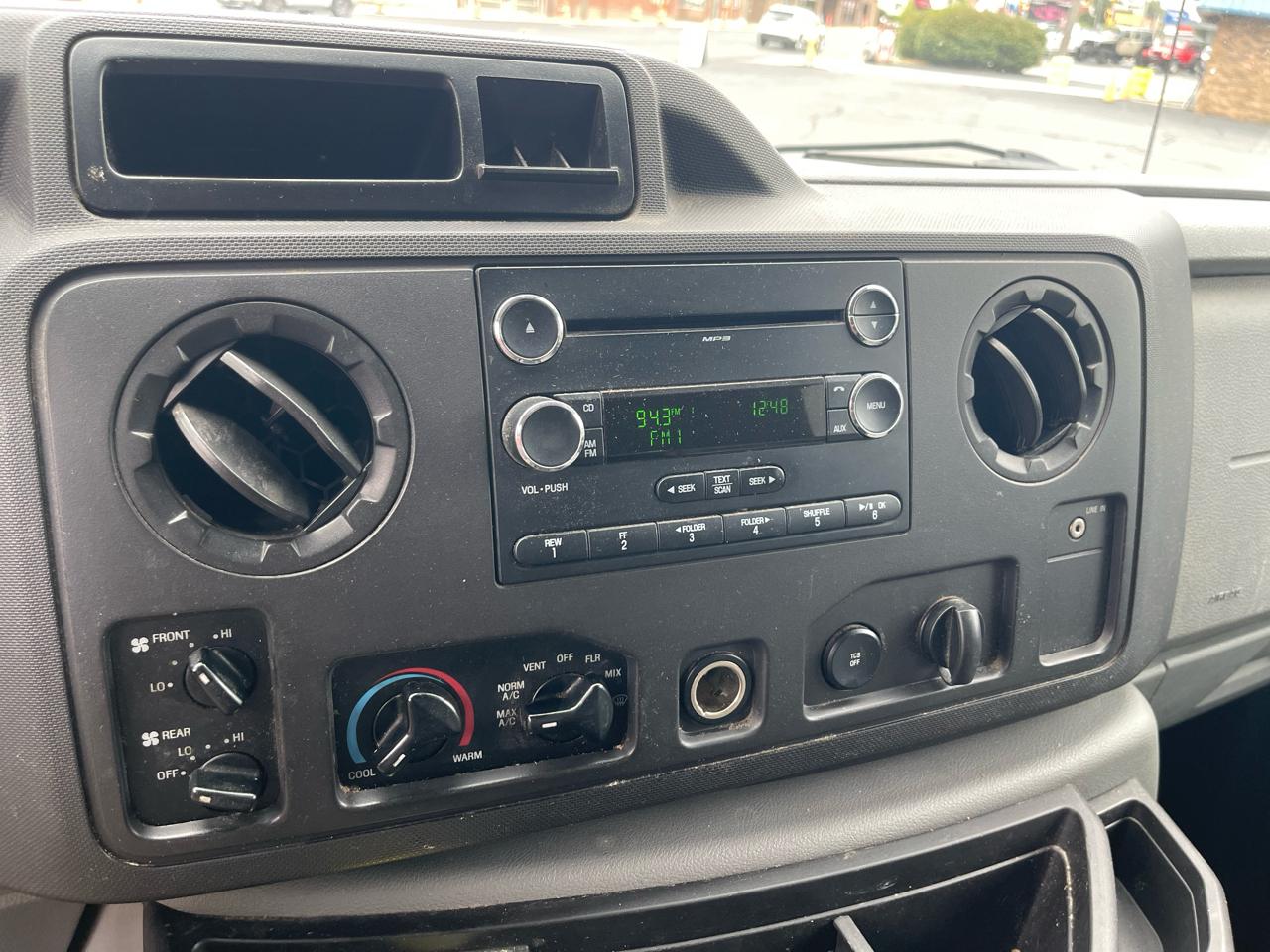 Ford Econoline E-350 XL Super Duty 2010