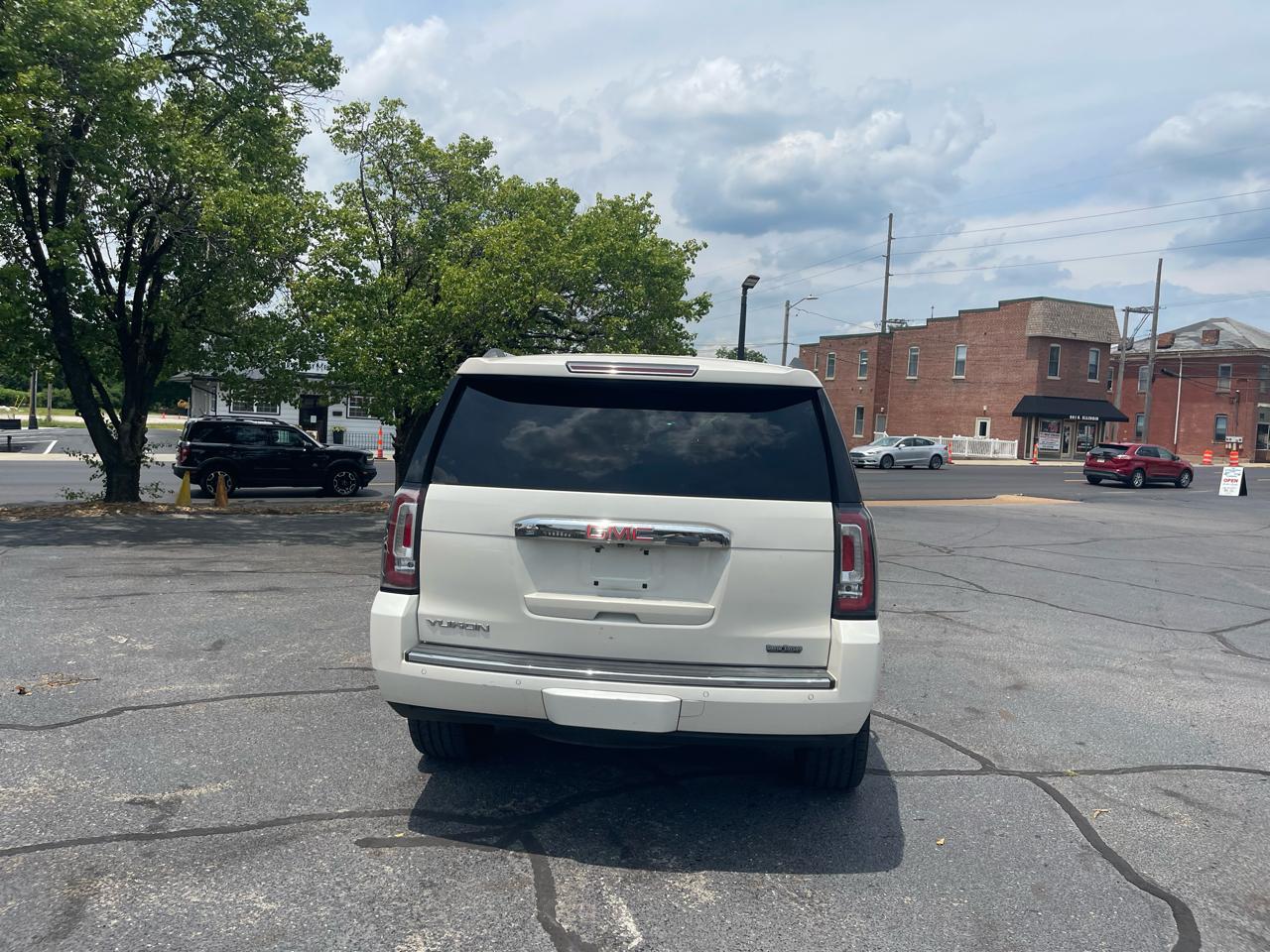 GMC Yukon Denali 4WD 2015