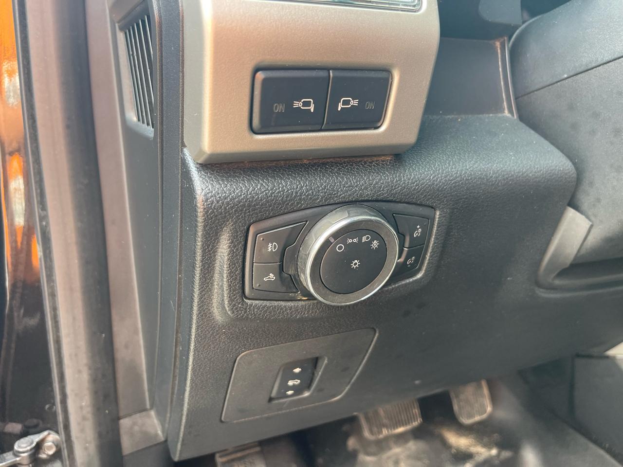 Ford F-150 4WD SuperCrew 145" Lariat 2015