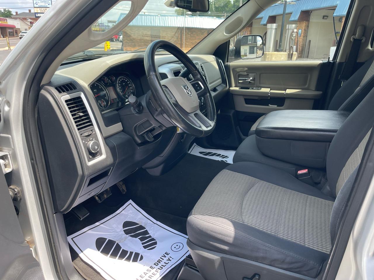 RAM 1500 4WD Quad Cab 140.5" Big Horn 2011