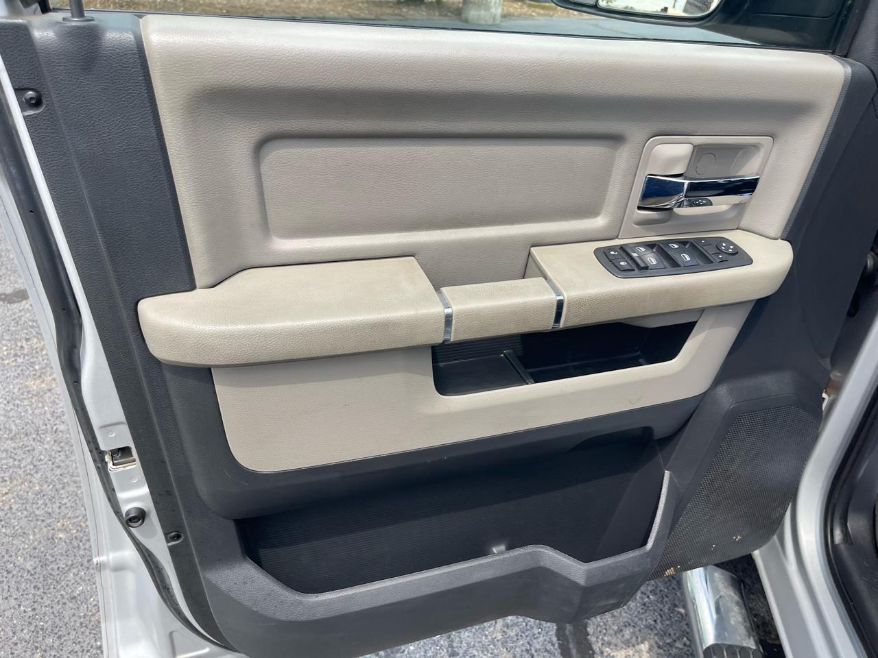 RAM 1500 4WD Quad Cab 140.5" Big Horn 2011