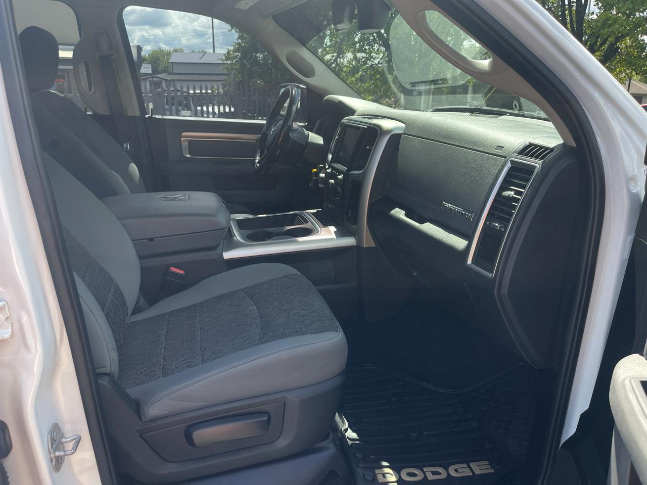 RAM 1500 4WD Crew Cab 140.5" Big Horn 2017