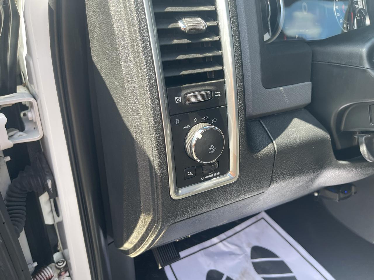 RAM 1500 4WD Crew Cab 140.5" Big Horn 2017