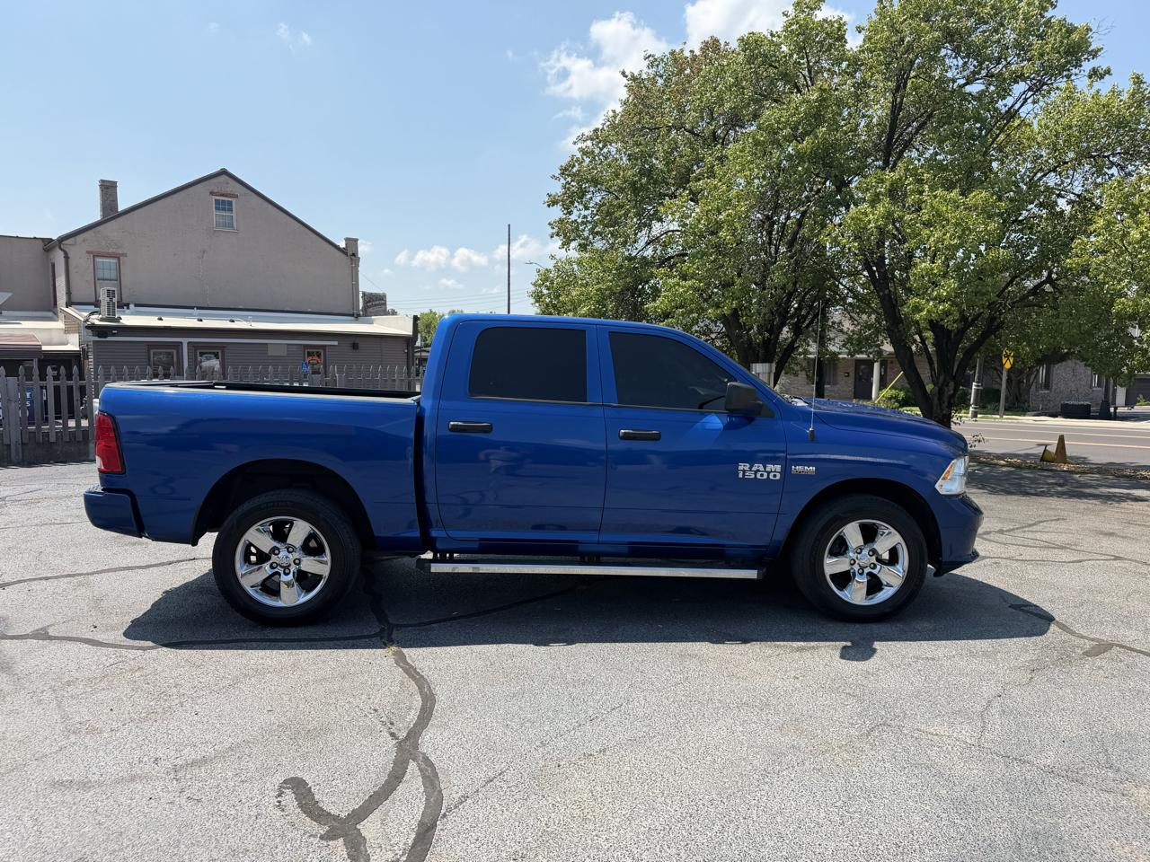 RAM 1500 4WD Crew Cab 140.5" Sport 2018