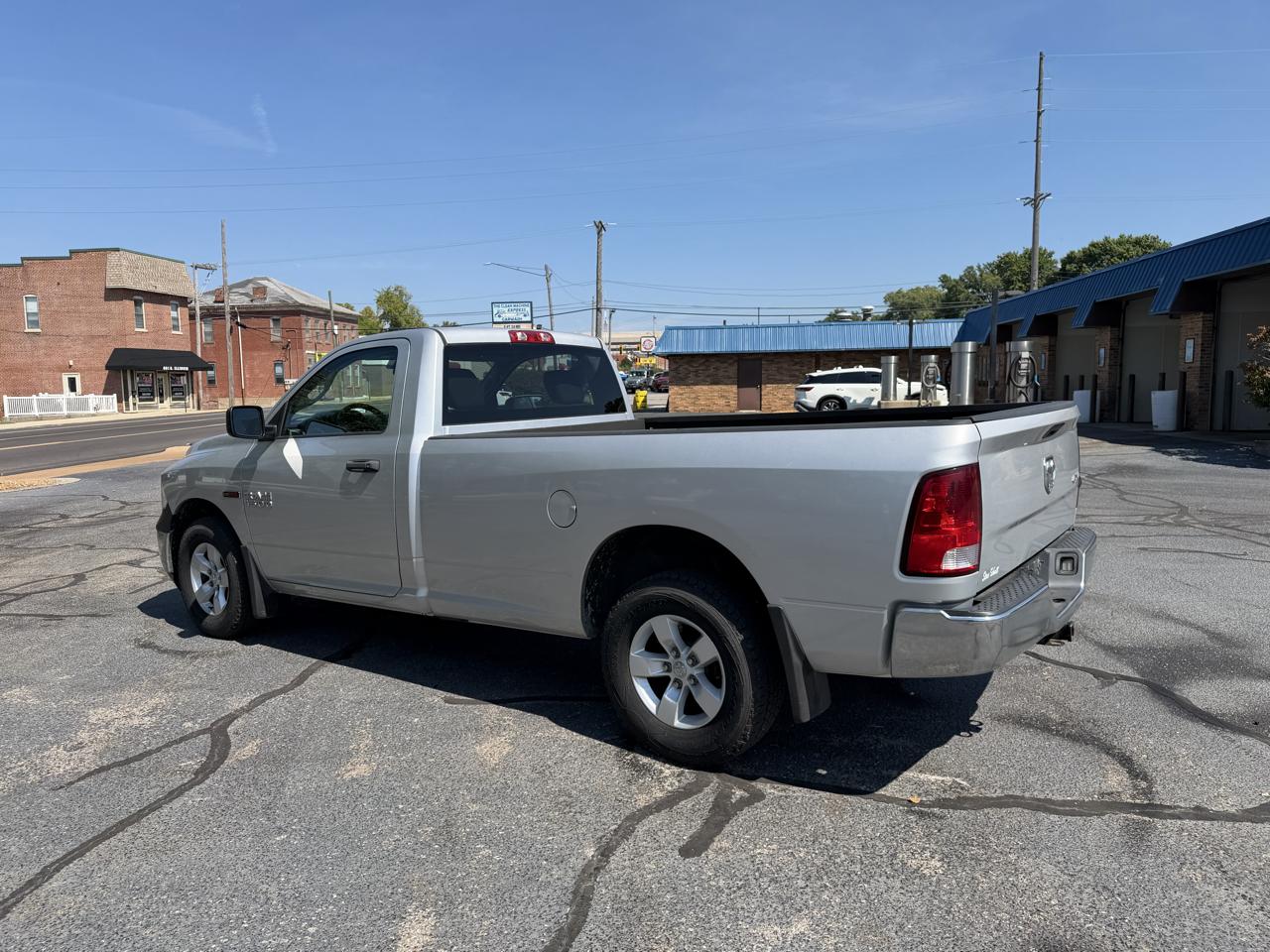 RAM 1500 4WD Reg Cab 140.5" SLT 2014