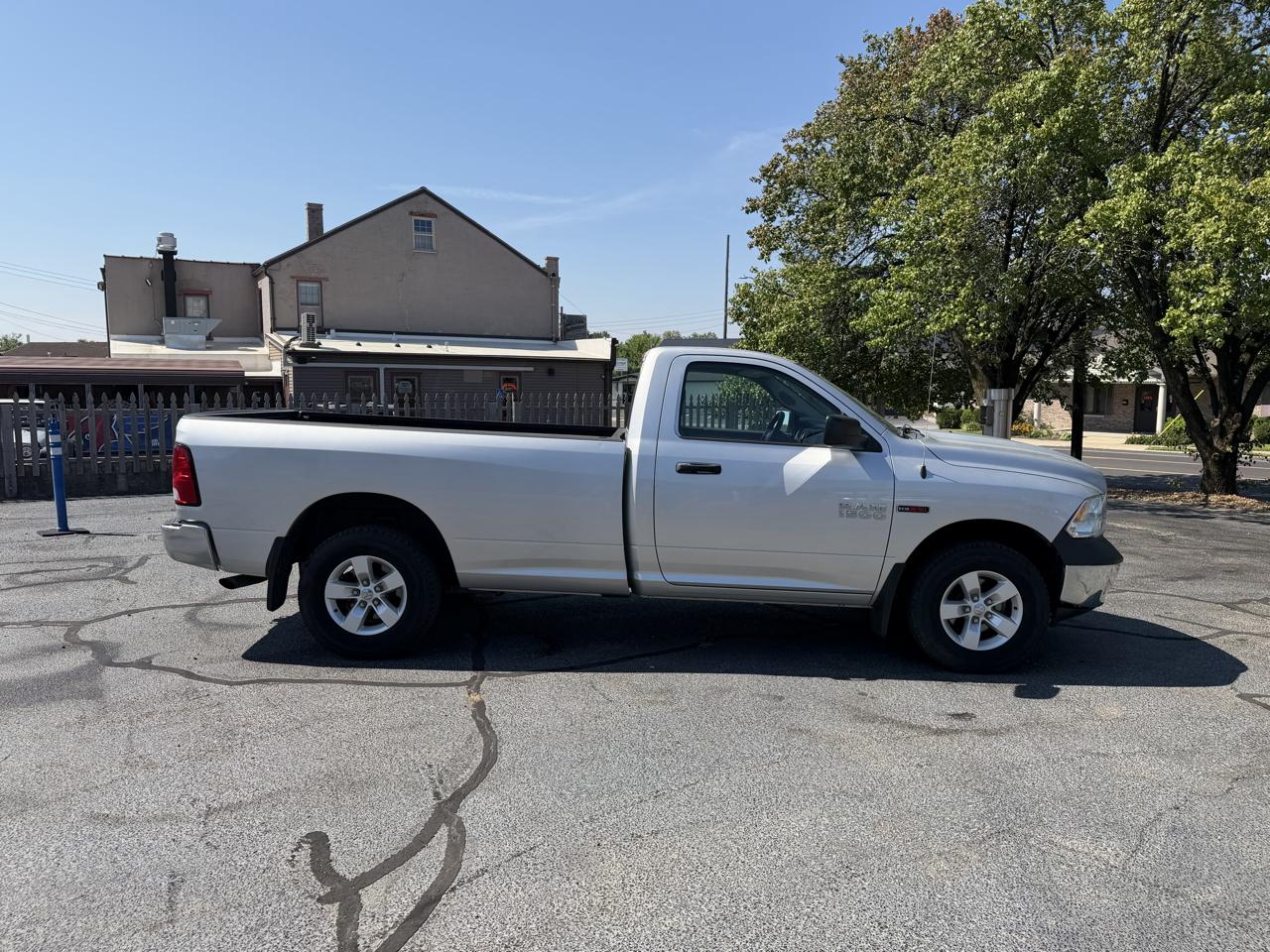 RAM 1500 4WD Reg Cab 140.5" SLT 2014