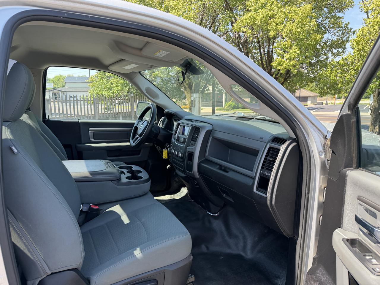 RAM 1500 4WD Reg Cab 140.5" SLT 2014