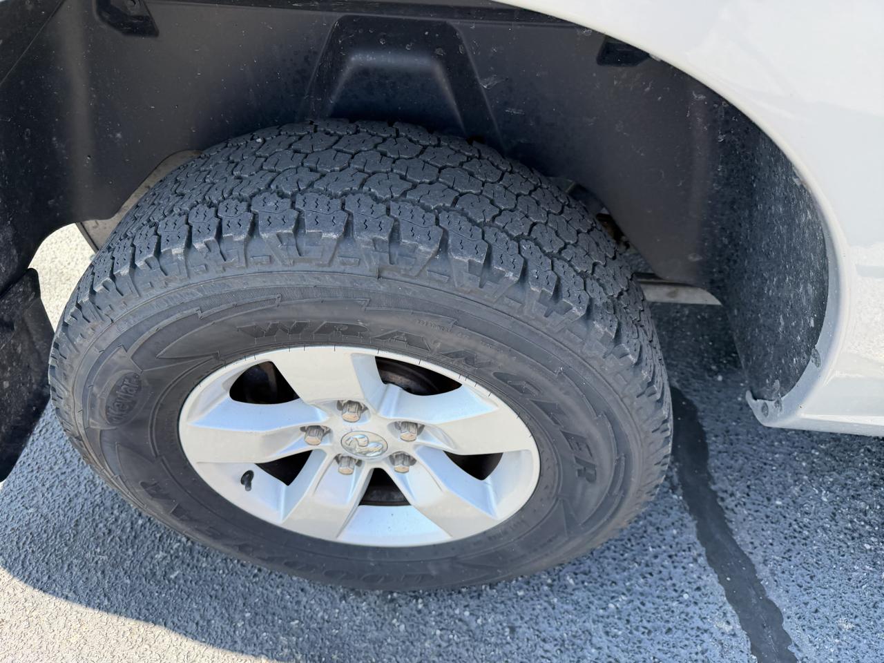 RAM 1500 4WD Reg Cab 140.5" SLT 2014