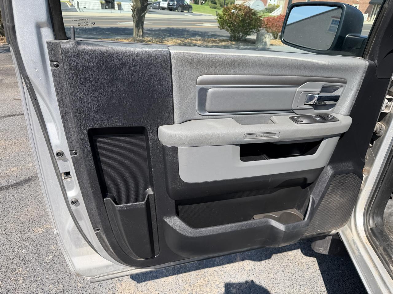 RAM 1500 4WD Reg Cab 140.5" SLT 2014