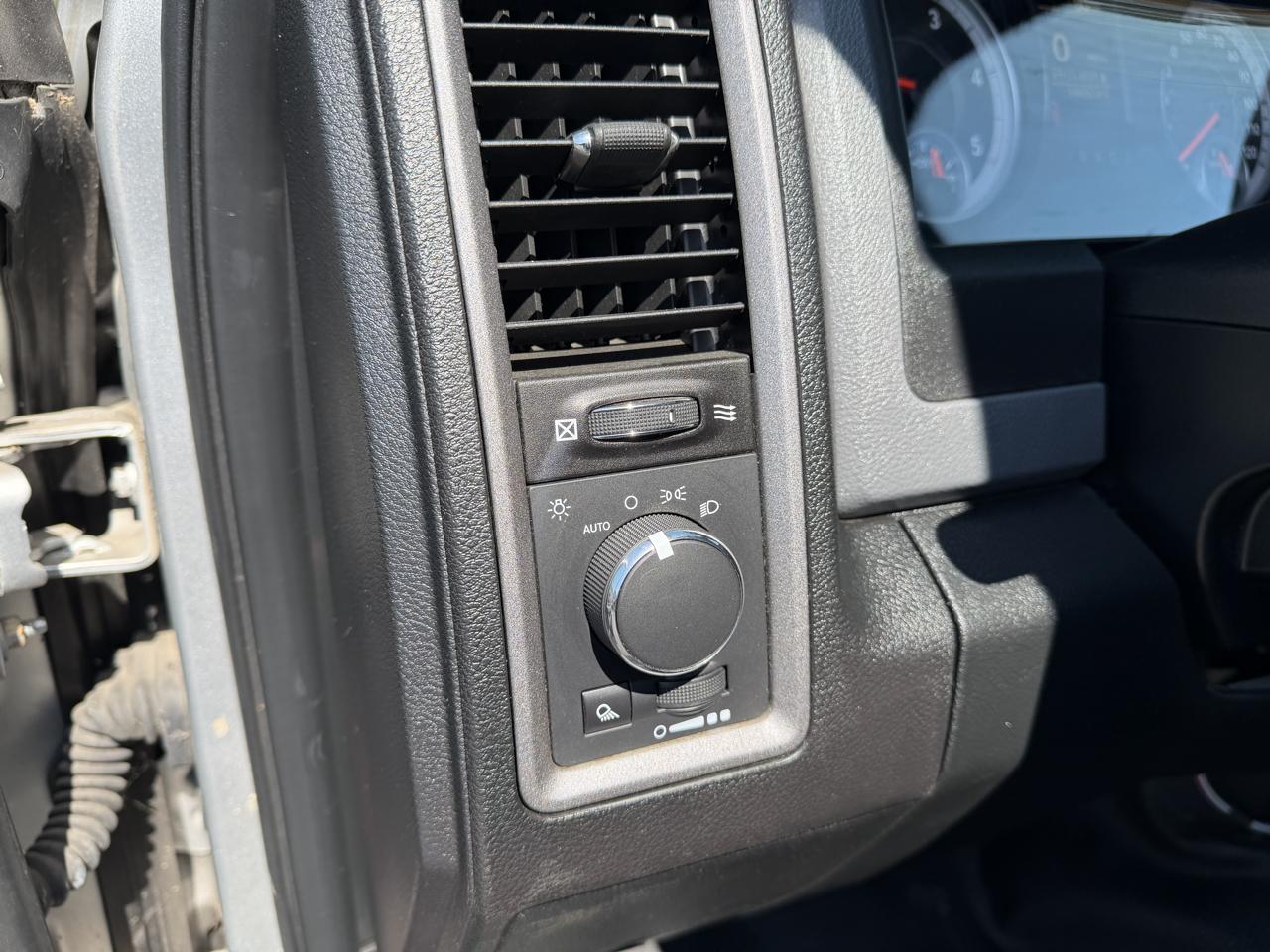 RAM 1500 4WD Reg Cab 140.5" SLT 2014