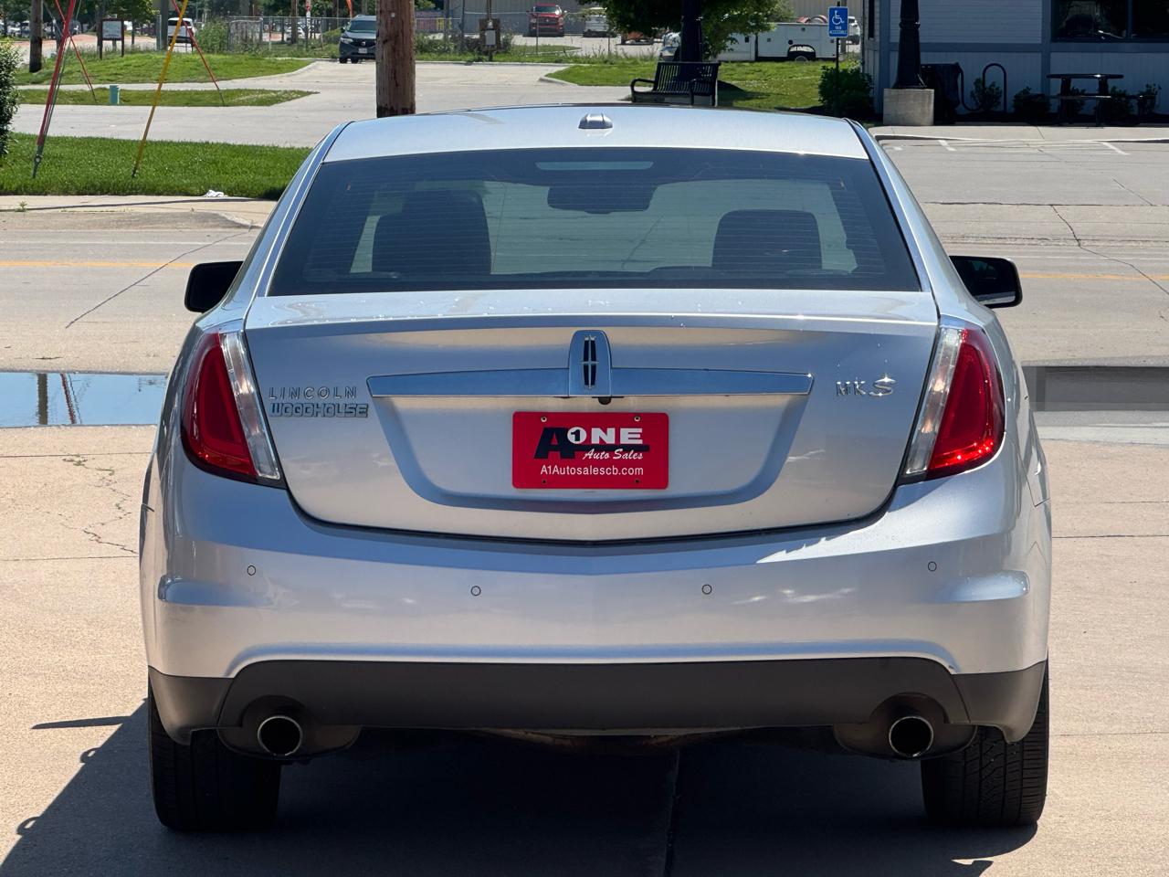 Lincoln MKS 4dr Sdn FWD 2009