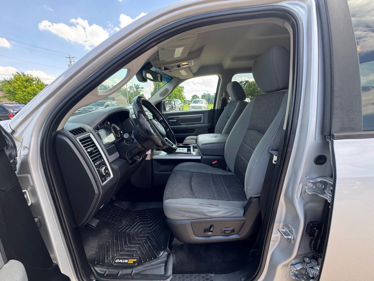RAM 1500 4WD Crew Cab 140.5" Big Horn 2013