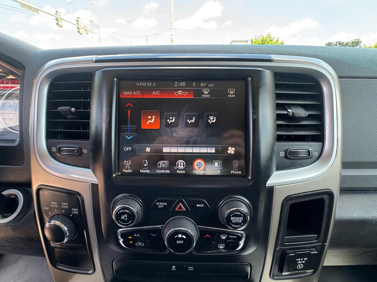 RAM 1500 4WD Crew Cab 140.5" Big Horn 2013