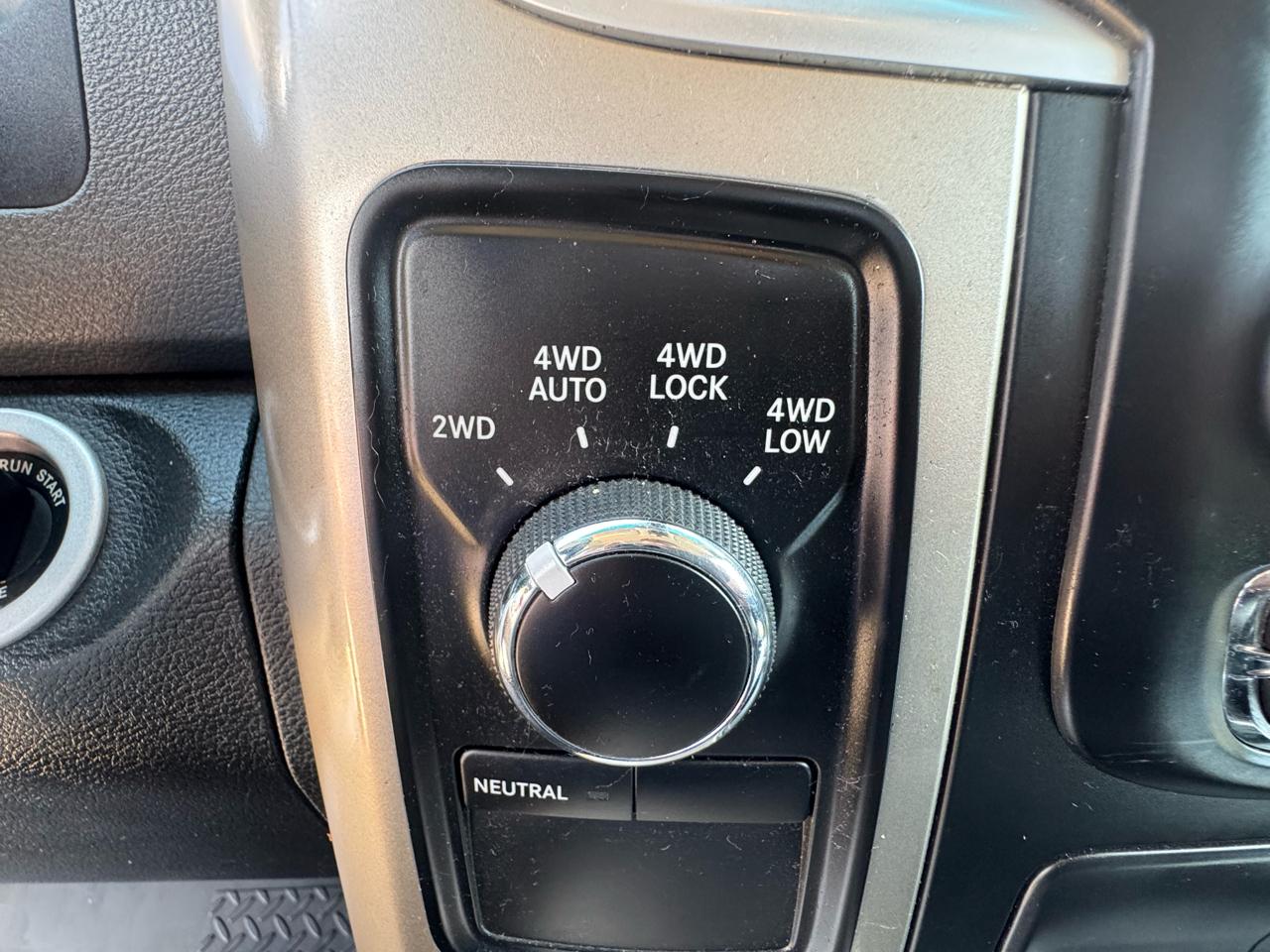 RAM 1500 4WD Crew Cab 140.5" Big Horn 2013