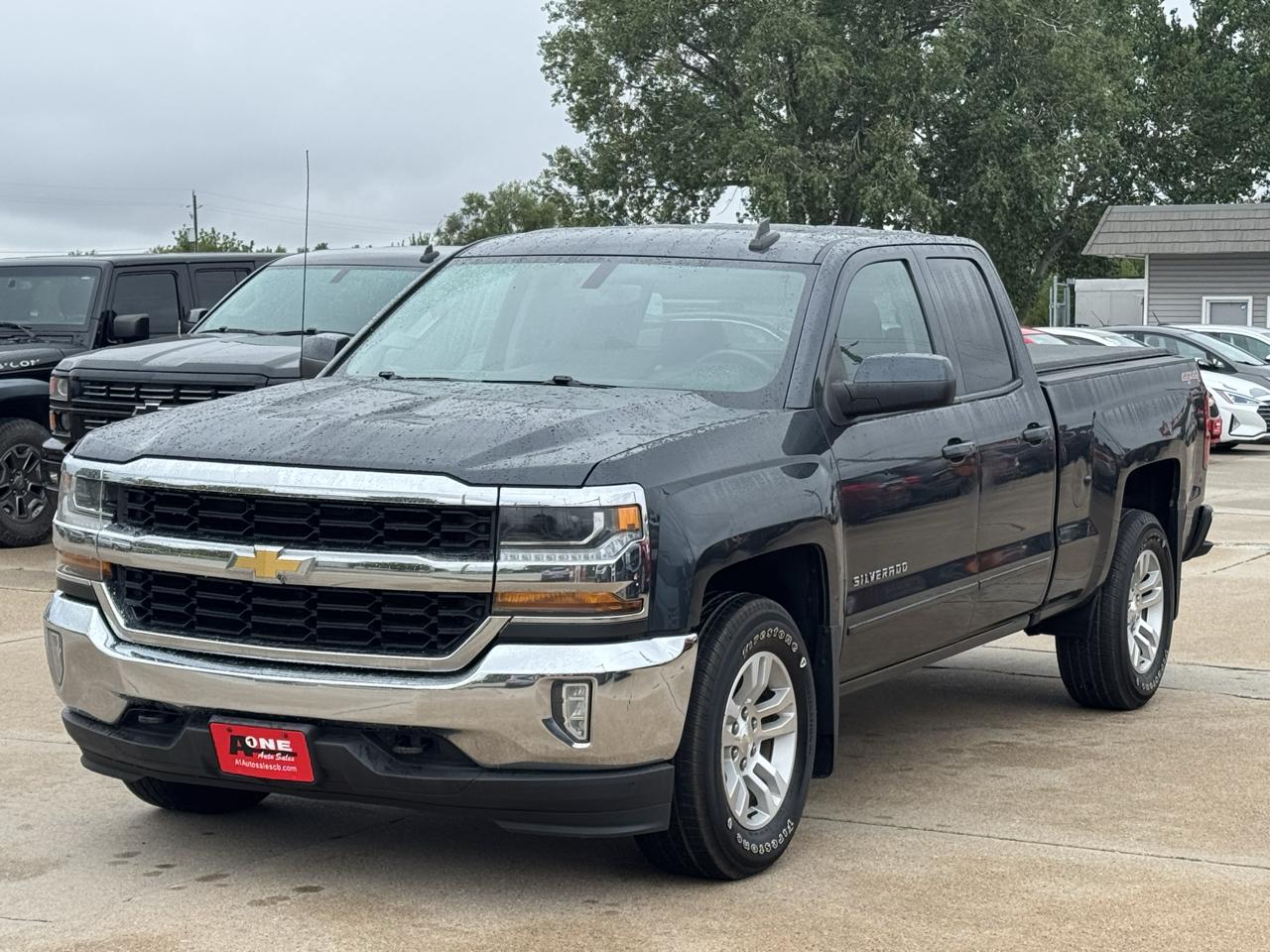 Chevrolet Silverado photo 2
