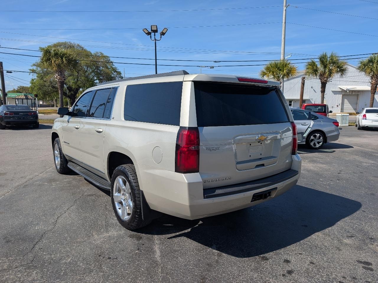 Chevrolet Suburban 2WD 4dr LT 2015
