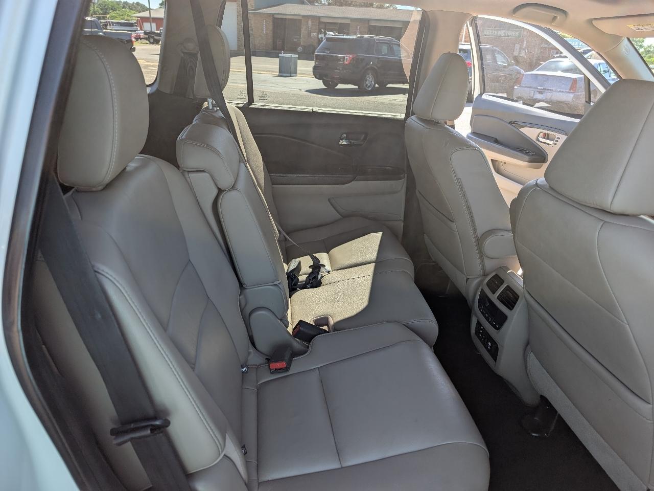 Honda Pilot 2WD 4dr Touring w/RES & Navi 2016