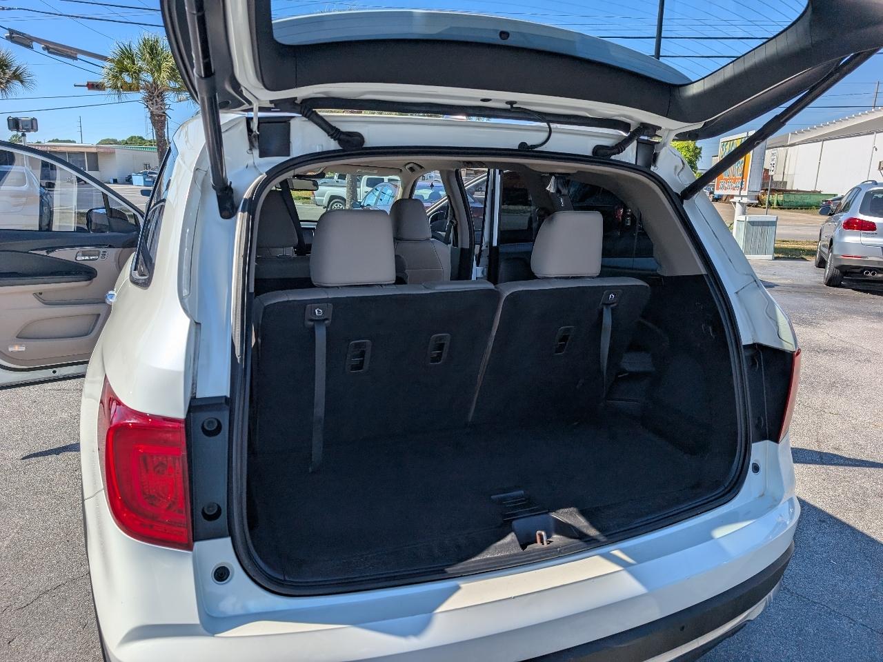 Honda Pilot 2WD 4dr Touring w/RES & Navi 2016